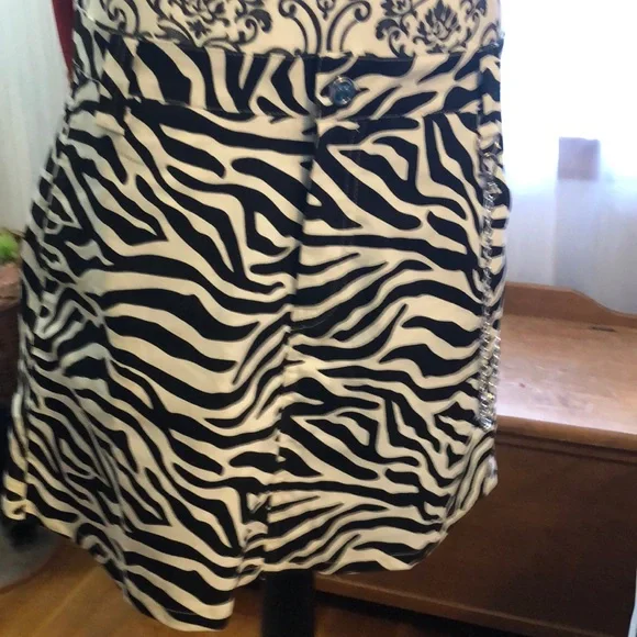 NWT Zebra Skirt & chain - Picture 1 of 7